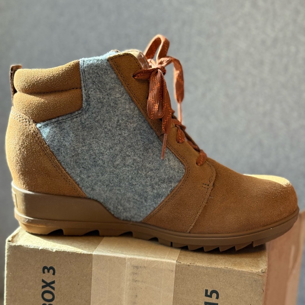 Women's NWOT -never worn Sorel Brown and Gray Lace Up Boots - Picture 5 of 6
